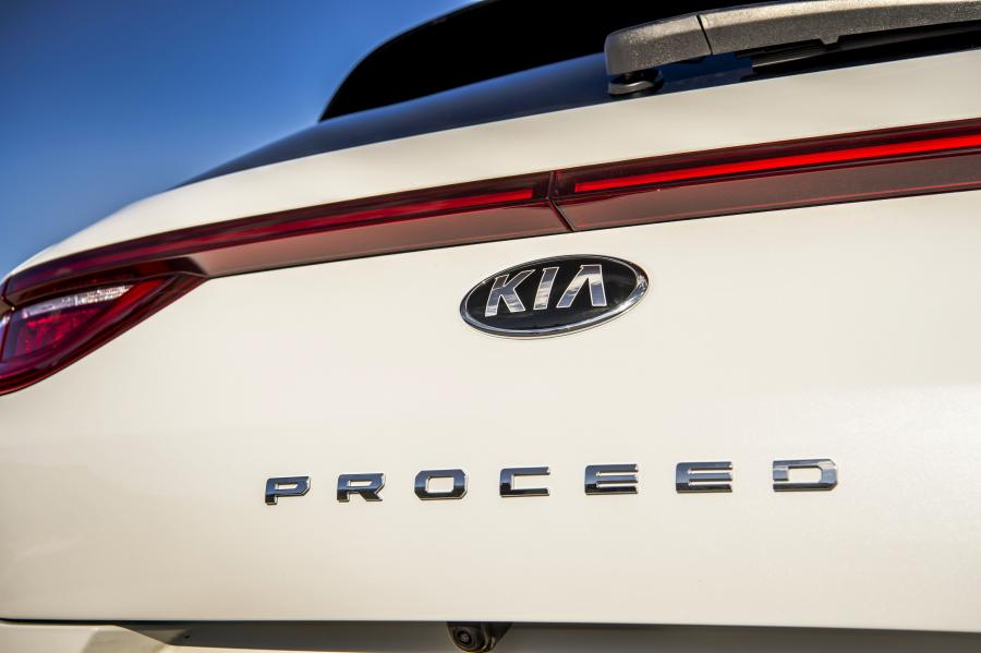 Логотип Kia ProCeed GT 2019 года  (фото 20 из 41)